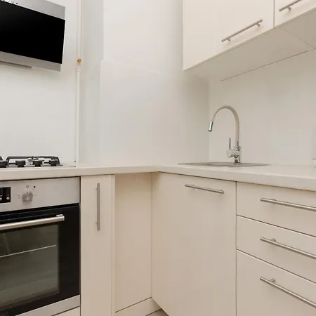 Sunny Studio For 2 Guests Near Metro Raclawicka By Renters *