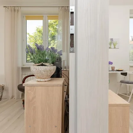 Daire Sunny Studio For 2 Guests Near Metro Raclawicka By Renters